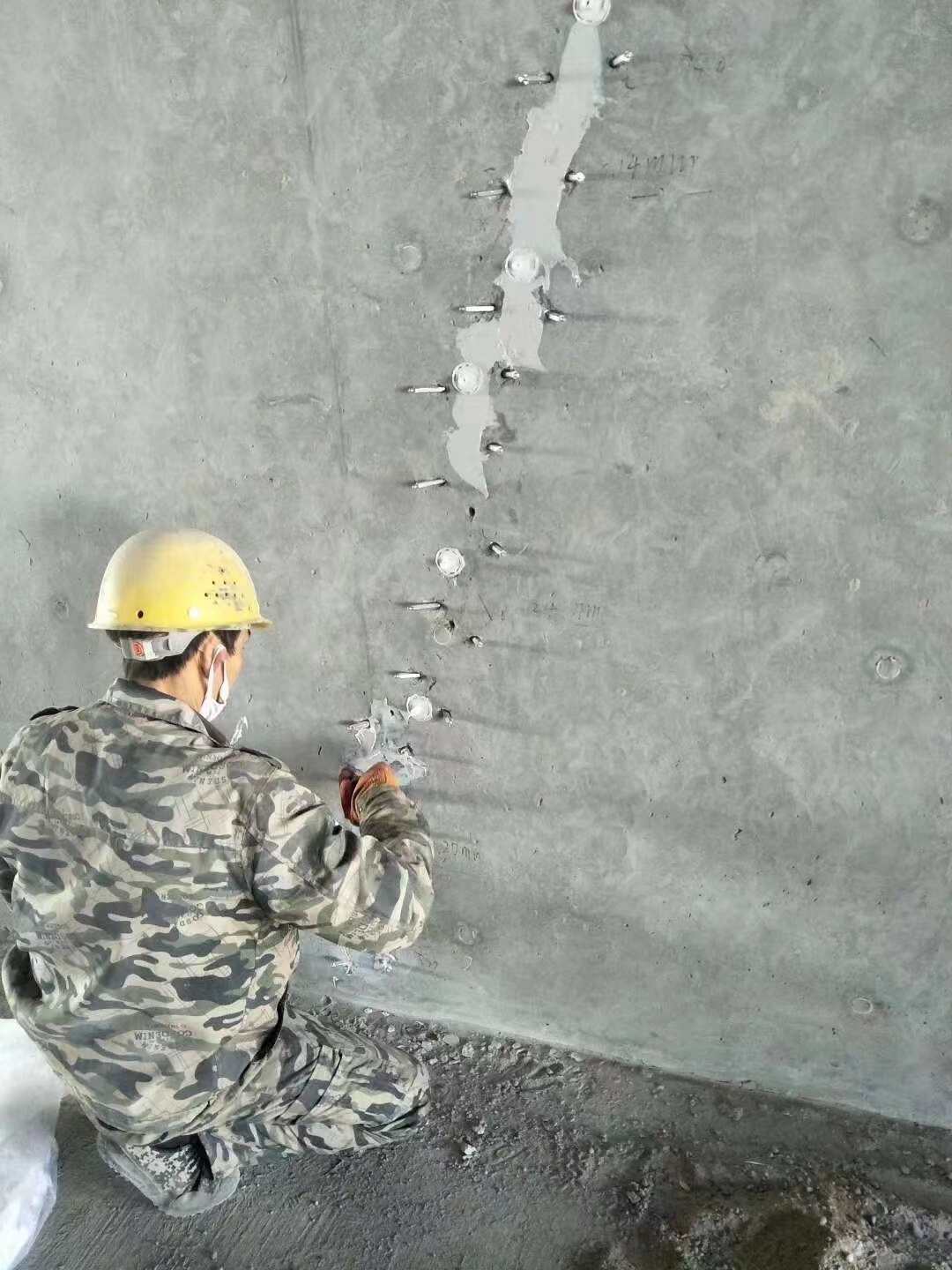 黑龙江混凝土楼板裂缝加固施工的方案